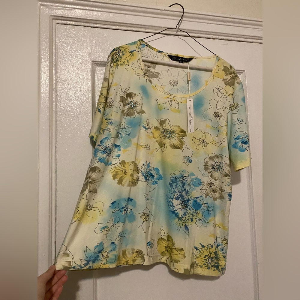Sleeveless top in size 52. New, never worn with tag.